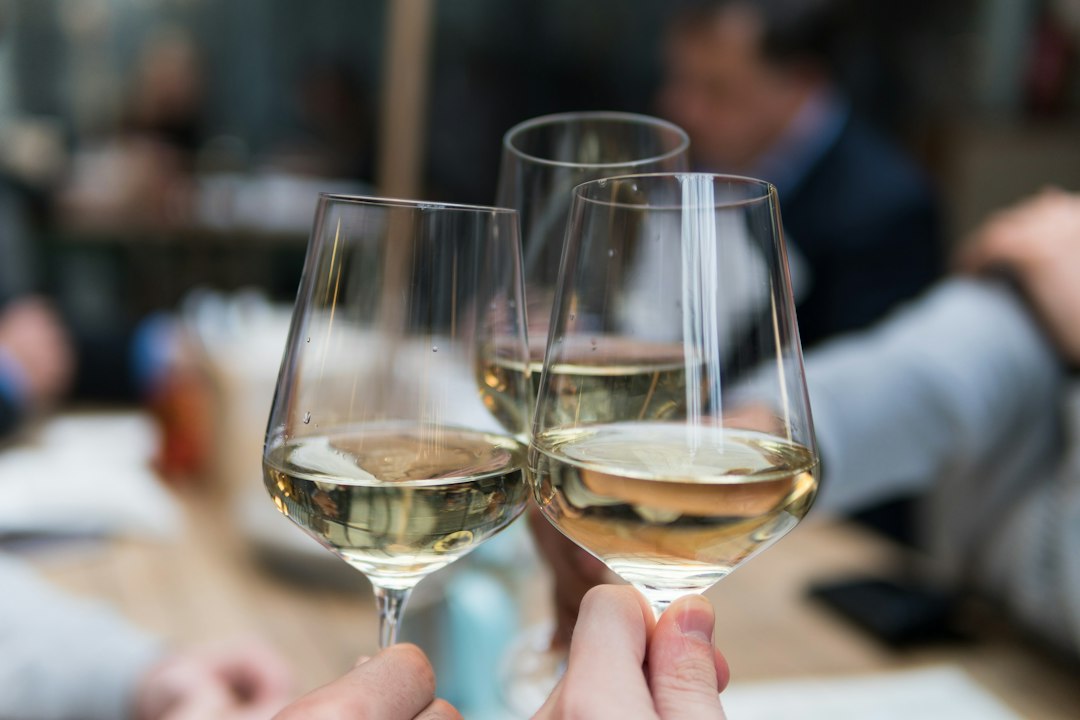 Le vin sans alcool entre au caveau : la révolution discrète